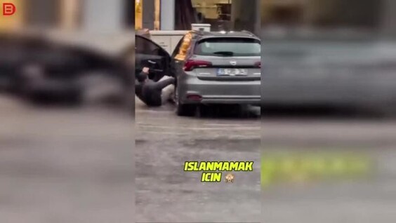 Мужчина попытался запрыгнуть в машину во время ливня в Турции
Мужчина попытался запрыгнуть в машину во время ливня в Турции