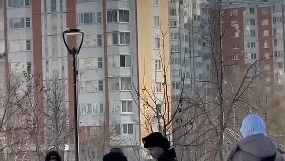 
        Школьники разрушили разноцветное иглу, построенное во&nbsp;дворе школы    