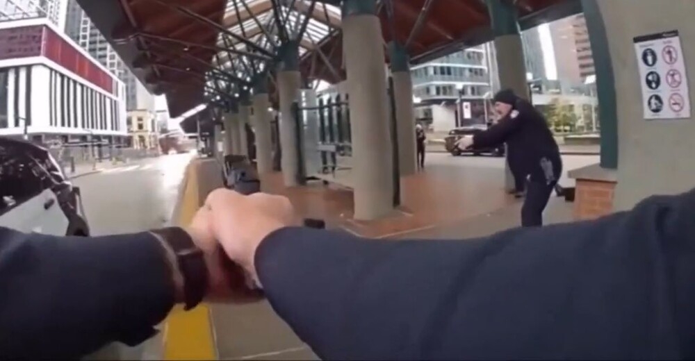 
        Мужчина напал с&nbsp;ножом на&nbsp;полицейских в&nbsp;США    