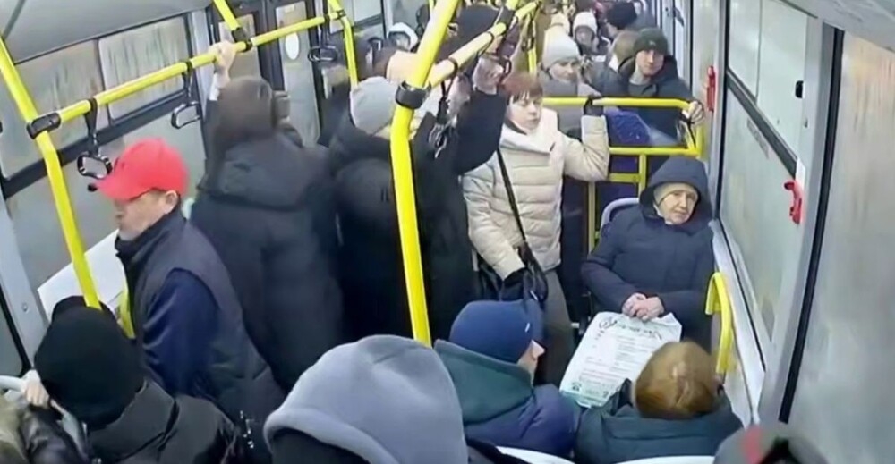 Дорожный знак влетел в стекло автобуса в Воронеже
Дорожный знак влетел в стекло автобуса в Воронеже