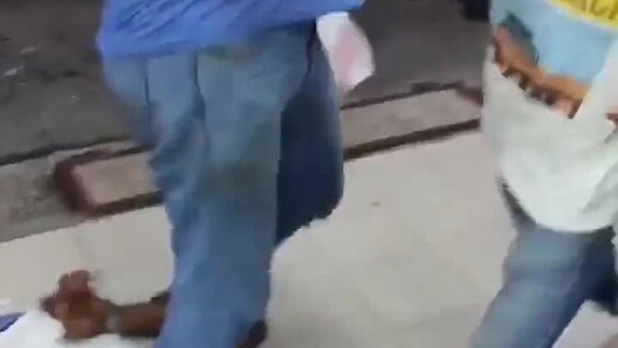 Драка в мини‑маркете в Малайзии
Драка в мини‑маркете в Малайзии