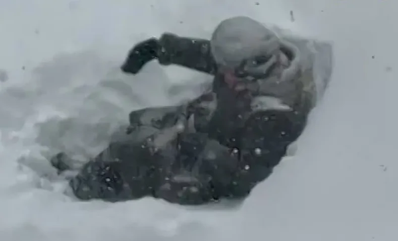 
        Ни&nbsp;метель, ни&nbsp;сугробы: пенсионерка откопала лавочку и&nbsp;продолжила &laquo;дежурство&raquo; во&nbsp;дворе    