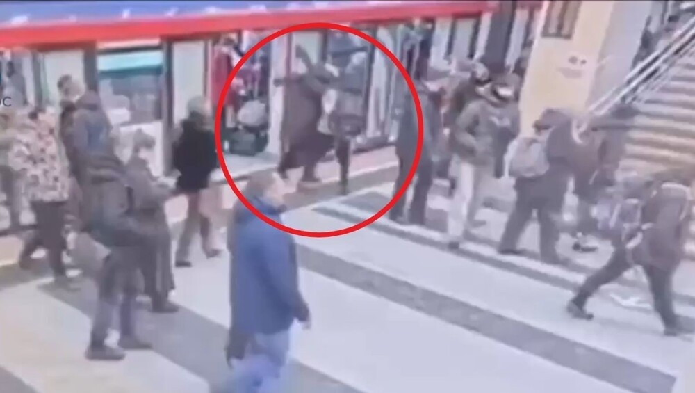 Пассажиры метро помешали негодяю ограбить девушку
Пассажиры метро помешали негодяю ограбить девушку