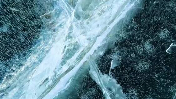 Девушка вылила кипяток на лёд на озере
Девушка вылила кипяток на лёд на озере