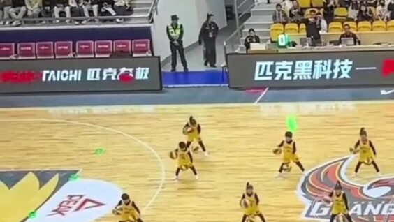 Мальчик помог своему товарищу по команде
Мальчик помог своему товарищу по команде