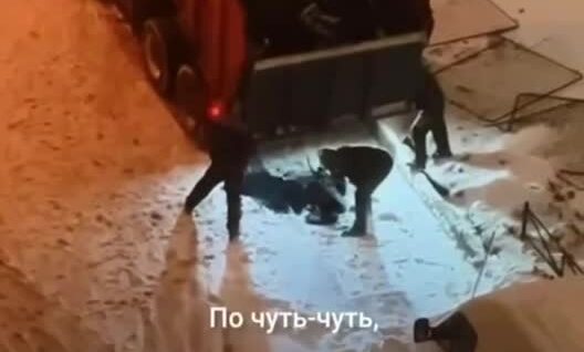 
        В&nbsp;Петербурге коммунальщики укладывают асфальт прямо на&nbsp;снег    