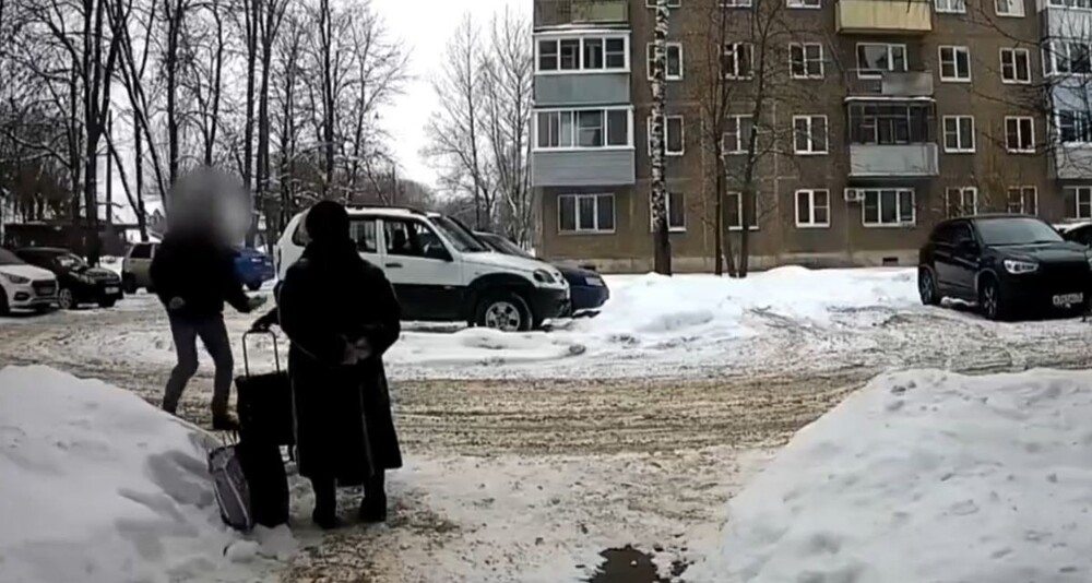 
        Против толкнувшего бабушек парня возбуждено уголовное дело    