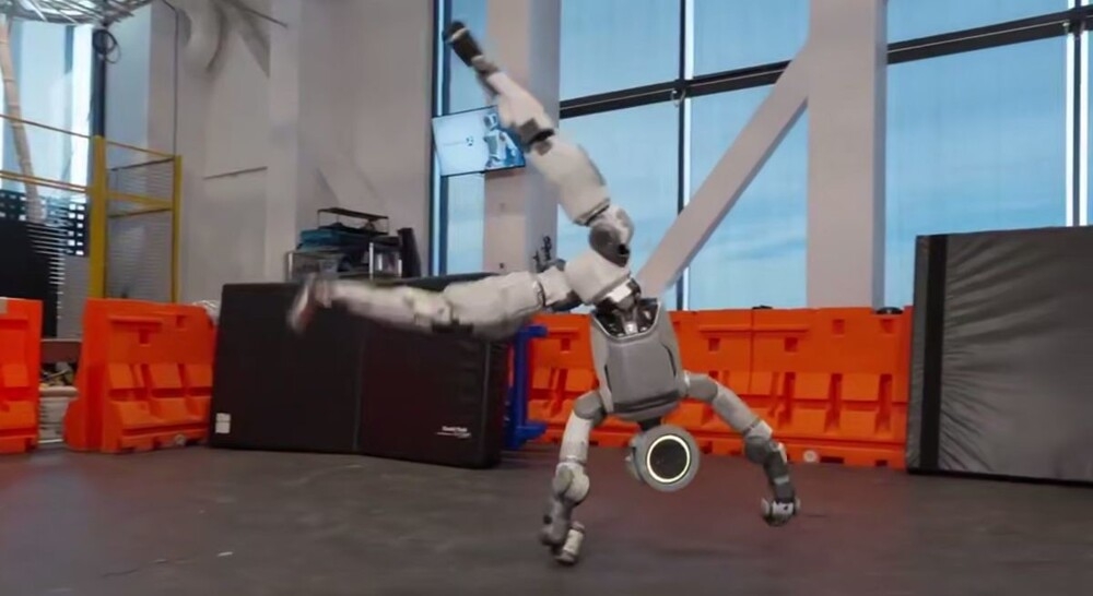 
        Новый трюк от&nbsp;робота Boston Dynamics    