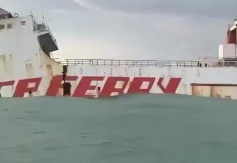 
        В&nbsp;Индонезии старый паром сломался пополам и&nbsp;затонул    