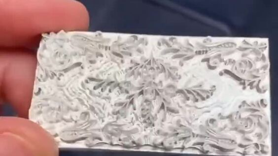 
        Девушка показала процесс реставрации старинной книги    