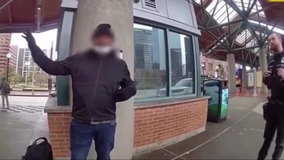 
        Мужчина напал с&nbsp;ножом на&nbsp;полицейских в&nbsp;США    