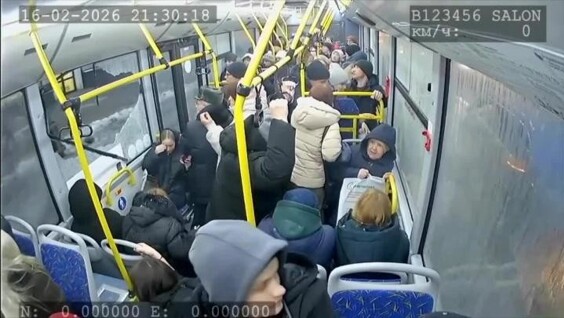 Дорожный знак влетел в стекло автобуса в Воронеже
Дорожный знак влетел в стекло автобуса в Воронеже