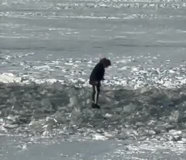 
        В&nbsp;Петербурге мужчина несколько раз&nbsp;провалился под&nbsp;лёд    