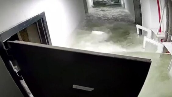 
        Мощный поток воды выбил металлическую дверь в&nbsp;хабаровском ЖК    