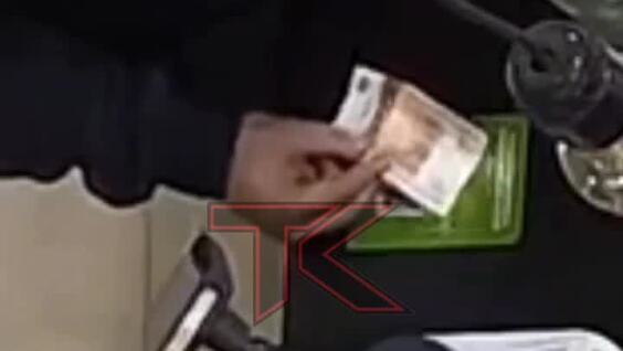 
        Бородач обманул продавца цветов трюком с&nbsp;пятитысячной купюрой    