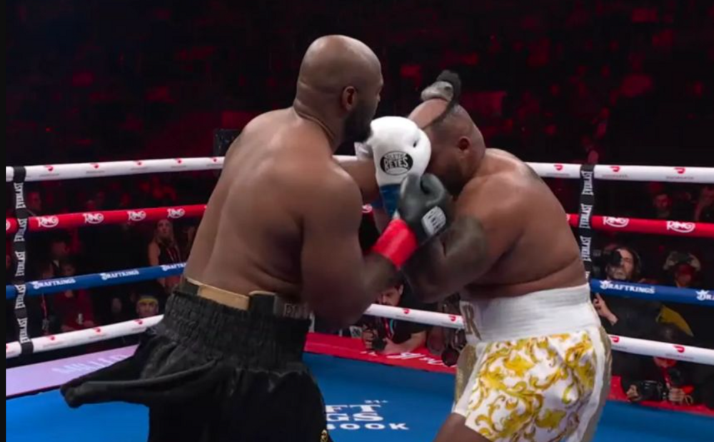 
        Американский боксер лишился парика во&nbsp;время боя    