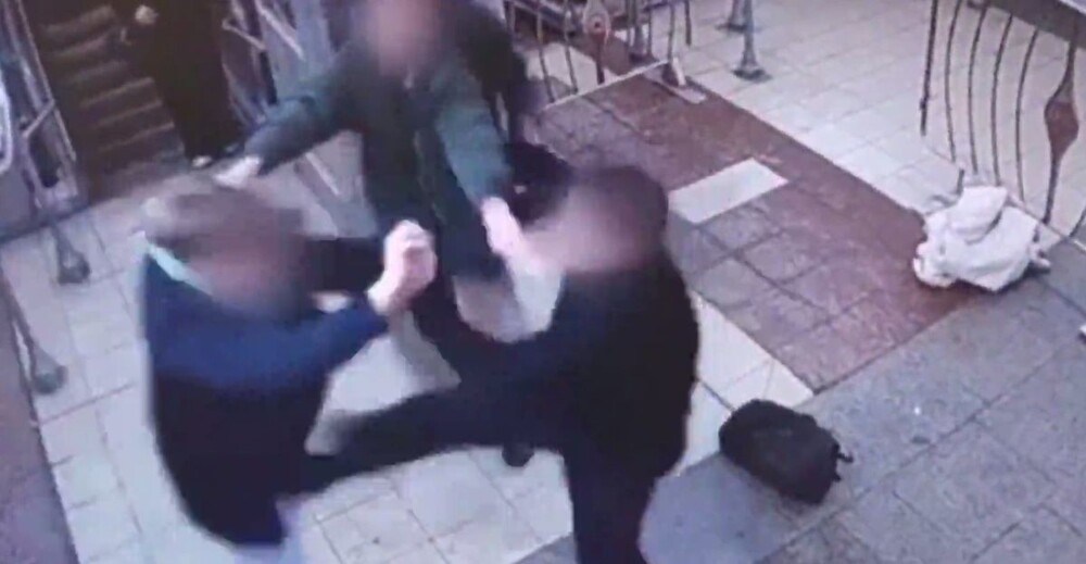 Мужчина устроил драку в московском метро
Мужчина устроил драку в московском метро