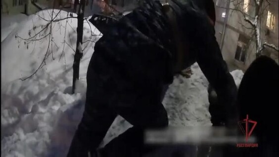 
        Росгвардейцы спасли школьницу, застрявшую в&nbsp;сугробе    