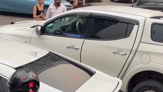 Модель ударила прохожего сумкой во время съёмки рекламы
Модель ударила прохожего сумкой во время съёмки рекламы