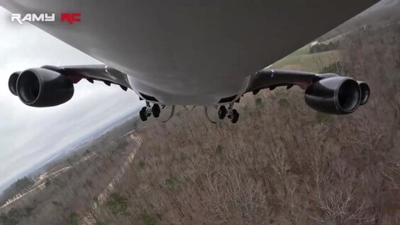 
        Самая большая в&nbsp;мире летающая модель Airbus A380 создана в&nbsp;США    