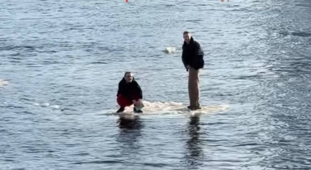 Парни устроили заплыв на льдине
Парни устроили заплыв на льдине