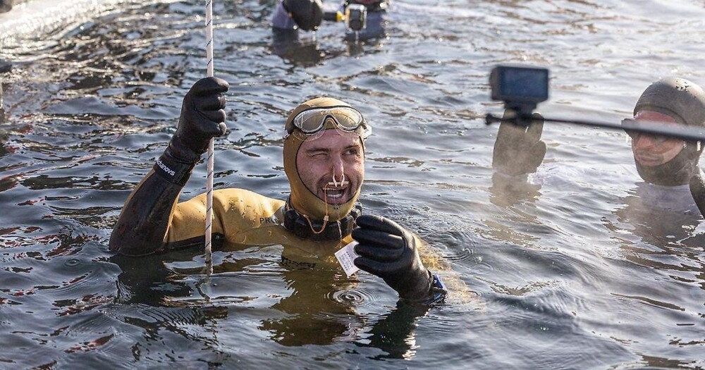 На Байкале установили мировой рекорд по погружению под лед
На Байкале установили мировой рекорд по погружению под лед