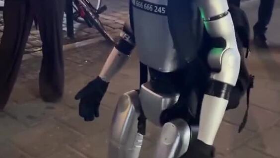 Разговор с дерзким роботом в Польше
Разговор с дерзким роботом в Польше