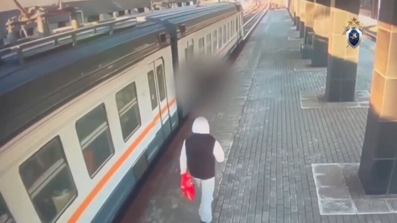 Электричка протащила зажатого в дверях подростка вдоль платформы в Москве
Электричка протащила зажатого в дверях подростка вдоль платформы в Москве