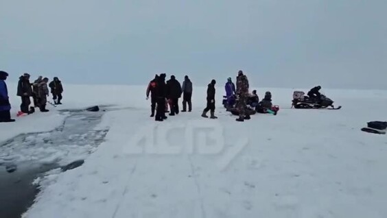 
        Рыбаки спасли провалившегося под&nbsp;лёд&nbsp;мужчину и&nbsp;его&nbsp;снегоход    