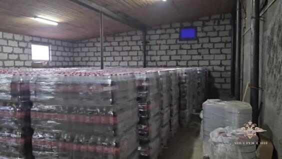 
        Полицейские изъяли почти 38&nbsp;тысяч бутылок поддельной Coca-Cola    