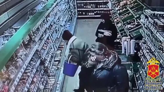 Женщина вёдрами выносила продукты из магазинов
Женщина вёдрами выносила продукты из магазинов