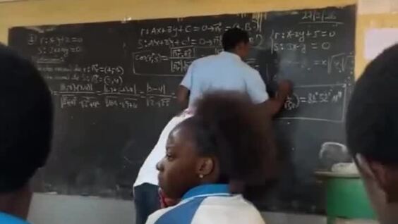 
        Парень разыграл друга, который уснул на&nbsp;уроке    