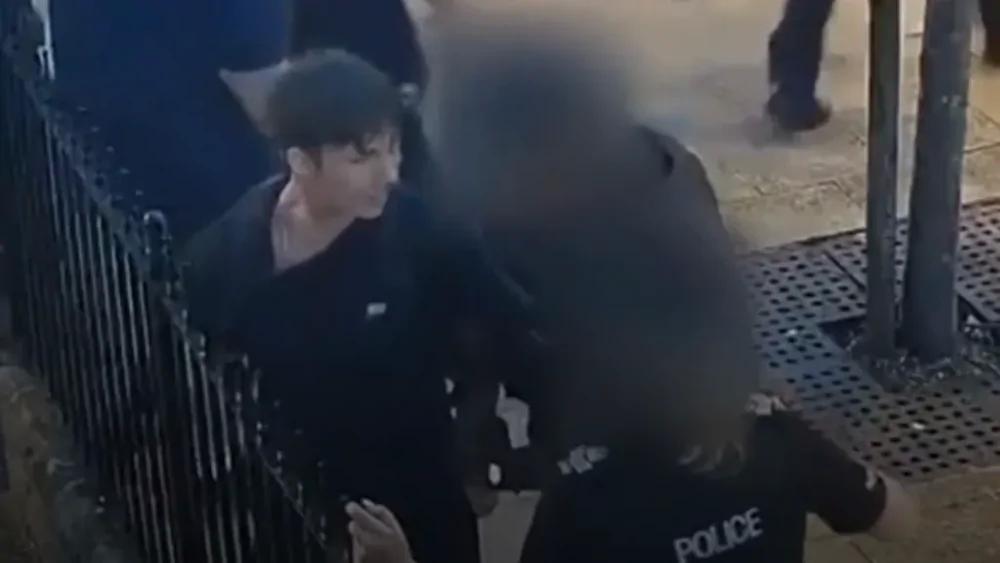 
        Во&nbsp;время задержания английские полицейские насадили челюсть подростка на&nbsp;пику забора    