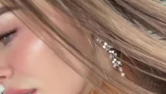 
        Девушка задумалась о&nbsp;возрасте    