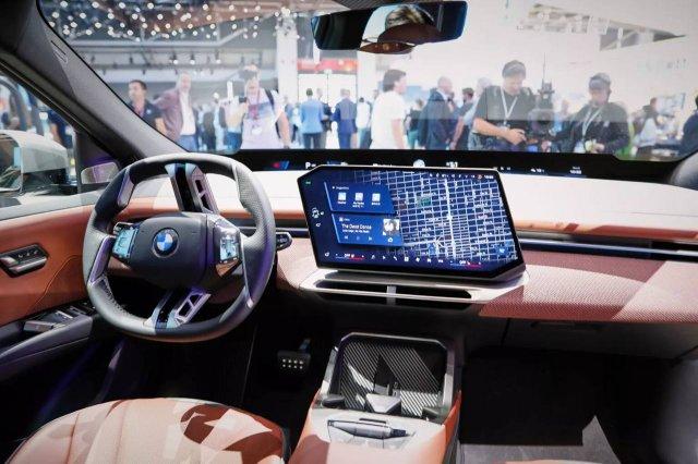 BMW показала новую «семёрку» с теми же огромными «ноздрями» и обновлённым салоном BMW показала новую «семёрку» с теми же огромными «ноздрями» и обновлённым салоном