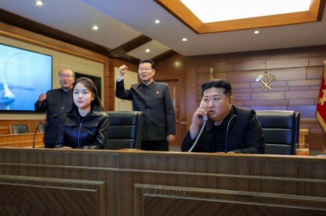 Пока весь мир трещит по швам, Ким Чен Ын отлично проводит время с дочкой Ким Чжу Э