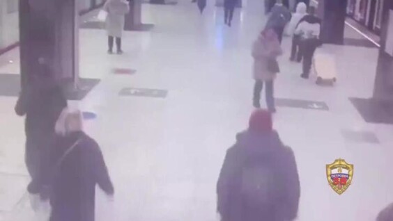 Парень вырвал смартфон из рук пассажирки метро
Парень вырвал смартфон из рук пассажирки метро