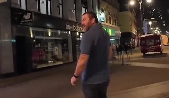 
        Мужчина напал на&nbsp;прохожего из‑за шляпы    