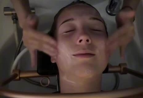 
        Во&nbsp;Вьетнаме мытьё головы превратили в&nbsp;полноценный спа-ритуал    