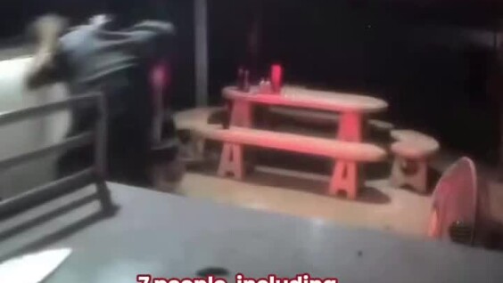 
        Мужчина протаранил бывшую жену и&nbsp;её&nbsp;друзей, которые ужинали в&nbsp;кафе    