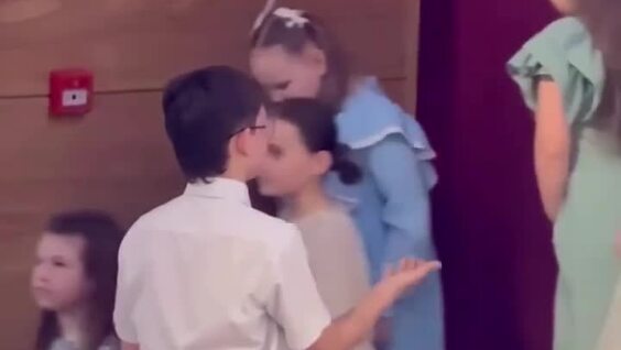 
        На&nbsp;Урале мальчик протянул руку помощи девочкам, но&nbsp;её&nbsp;никто не&nbsp;принял    