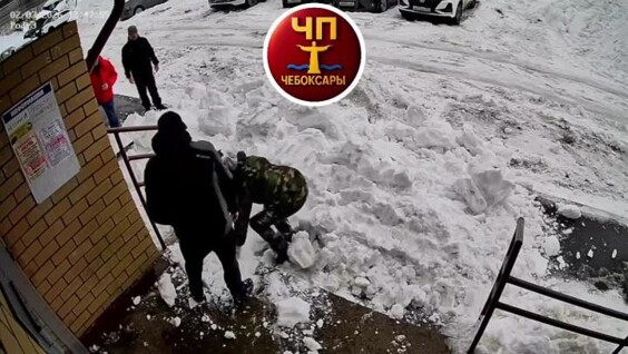 
        Жительница Чувашии рассмеялась после того, как&nbsp;на&nbsp;неё&nbsp;упал снег с&nbsp;крыши    