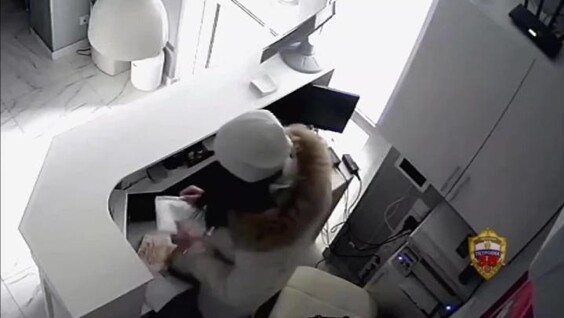 
        В&nbsp;Москве стажёр стоматологической клиники похитила из&nbsp;сейфа 500&nbsp;тысяч рублей    