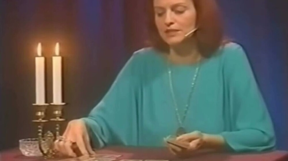 
        Не&nbsp;только таролог, но&nbsp;и&nbsp;ясновидящая    