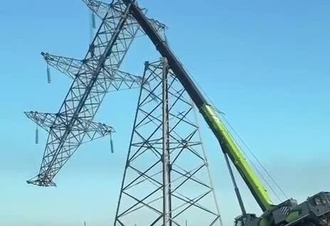 
        Мужчина получил травму, когда спасался из&nbsp;"падающего" автокрана    