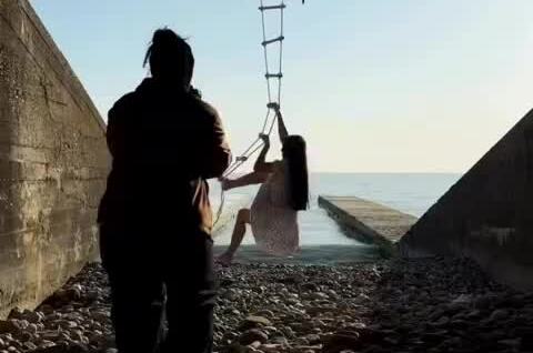 
        Неудачная фотосессия на&nbsp;качелях‑лестнице у&nbsp;моря    