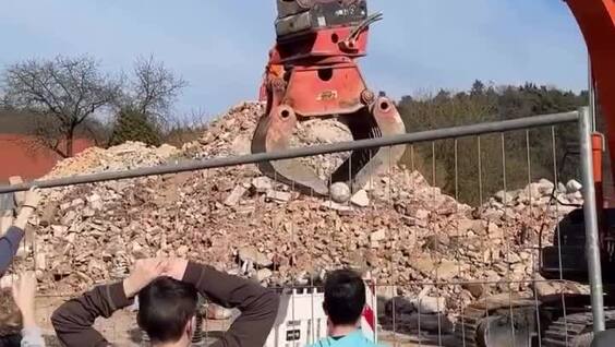 
        Экскаваторщик вернул детям мяч    