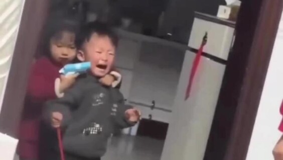 
        В&nbsp;Китае девочка &laquo;взяла в&nbsp;заложники&raquo; брата ради сладостей    