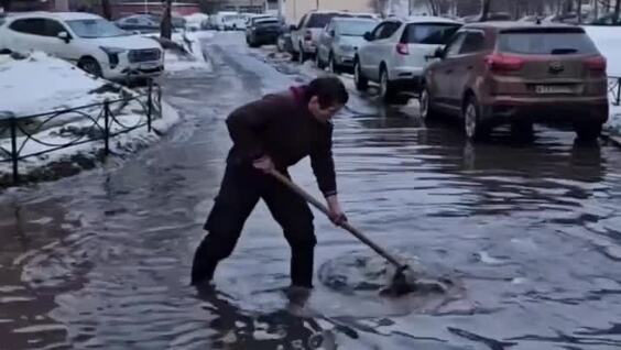 
        Необычный герой двора: мужчина расчистил ливнёвку лопатой и&nbsp;спас затопленный двор    