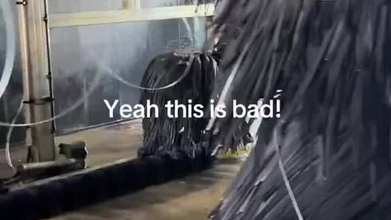 
        Мужчина с&nbsp;рулоном проволоки парализовал автомойку    